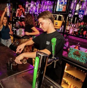 Uitzendkracht van Veertjes Staffing - Testimonial - Referentie Foto van een uitzendrkacht van Veertjes Staffing die aan de bar werkt